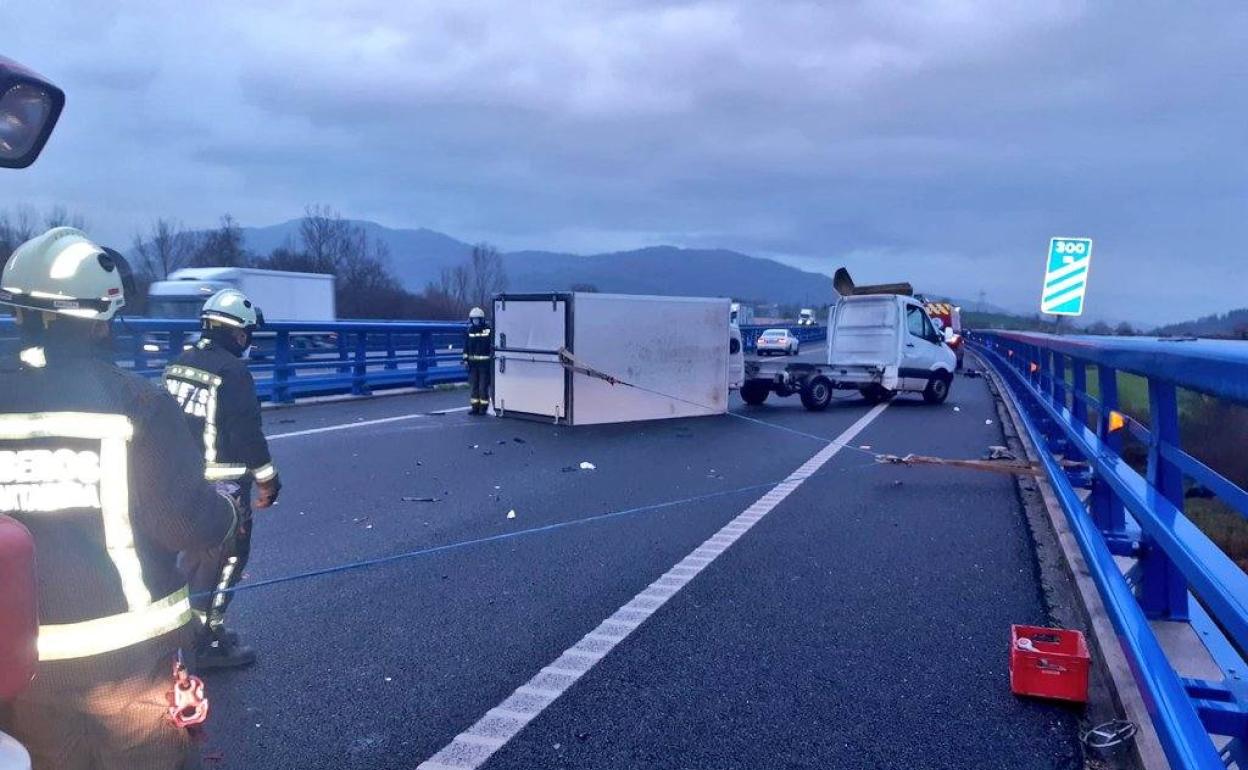 Una Camioneta Pierde Su Caja Al Chocar Contra Una Hormigonera En La A